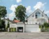 Traumhafte DG-Wohnung in ruhiger Lage von Lochhausen / Aubing / München - Strassenansicht mit Garage
