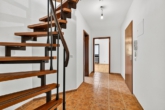Treppe zum DG - Fasanerie: Sehr helle und ruhige Maisonette-Wohnung (OG+DG), ’84, ca. 101 m², 2 Bäder, 2 Balkone, TG