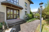 Hauseingang - Fasanerie: Sehr helle und ruhige Maisonette-Wohnung (OG+DG), ’84, ca. 101 m², 2 Bäder, 2 Balkone, TG
