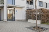Hauseingang - **Kapitalanleger aufgepasst** Neuwertige, vermietete 1,5 Zimmer Wohnung, 36 m²/Loggia + TG in Aubing