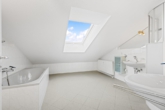 Großes Bad im DG - Gauting: Helle 3,5-Zimmer-Maisonette mit Galerie, 2 Bädern, großer Süd-Dachterrasse & Loftcharakter