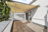 Dachterrasse mit Markise - Gauting: Helle 3,5-Zimmer-Maisonette mit Galerie, 2 Bädern, großer Süd-Dachterrasse & Loftcharakter