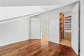Schlafzimmer mit Ankleide - Gauting: Helle 3,5-Zimmer-Maisonette mit Galerie, 2 Bädern, großer Süd-Dachterrasse & Loftcharakter