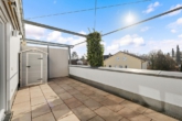 Dachterrasse - Gauting: Helle 3,5-Zimmer-Maisonette mit Galerie, 2 Bädern, großer Süd-Dachterrasse & Loftcharakter