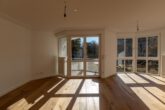 Bogenhausen-Denning: Luxus-Etagenwohnung mit 4 Zimmern, ca. 114 m², Erstbezug nach Komplettsanierung - Wohnzimmer
