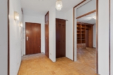 Flur mit Wohnungstür - *Erbbaurecht* Große, helle 3-Zi-Wohnung in Germering, 108m², 2 Bäder, Parkett, Garage + Stellplatz