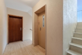 Hausflur mit Lift - *Erbbaurecht* Große, helle 3-Zi-Wohnung in Germering, 108m², 2 Bäder, Parkett, Garage + Stellplatz