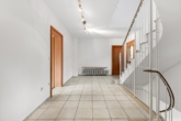 Diele von der Küche aus - Planegg vom Feinsten: Großes Einfamilienhaus mit ca. 180 m² auf ca. 880 m² großem Grundstück, 1992
