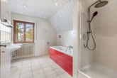 Familienbad im OG - Planegg vom Feinsten: Großes Einfamilienhaus mit ca. 180 m² auf ca. 880 m² großem Grundstück, 1992