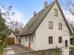 Blick aufs Haus und Einfahrt - EFH: Raumwunder auf sehr großem Grundstück in Planegg, 6 SZ, 2 Bäder, Sauna, Wärmepumpe, sofort frei