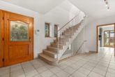Diele mit Treppe und Eingang - EFH: Raumwunder auf sehr großem Grundstück in Planegg, 6 SZ, 2 Bäder, Sauna, Wärmepumpe, sofort frei