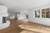 Wohnzimmer mit Kaminofen - Oberding vom Feinsten: Großzügiges EFH mit ca. 220 m² Wfl. auf Traumgrundstück von ca. 915 m²