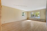 *Reserviert* 2-Zimmer-Whg., ca. 60 m², Hochparterre, mit Loggia, neuem Bad, EBK, Top Lage - Wohnzimmer