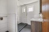 *Reserviert* 2-Zimmer-Whg., ca. 60 m², Hochparterre, mit Loggia, neuem Bad, EBK, Top Lage - Saniertes Bad