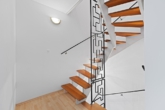Treppenhaus im OG - Raumwunder in Maisach: Reihenmittelhaus, ca. 213 m² Grund, ca. 137 m² Wohnfläche, 5 Zi., sehr hell