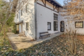 Hausrückseite mit Eingang Einliegerwohnung - Ein Haus mit Persönlichkeit. Ein Grundstück mit Seltenheitswert. ca. 809m² Privatsphäre in Krailling