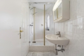 Duschbad OG - Ein Haus mit Persönlichkeit. Ein Grundstück mit Seltenheitswert. ca. 809m² Privatsphäre in Krailling