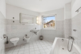 Wannenbad OG - Ein Haus mit Persönlichkeit. Ein Grundstück mit Seltenheitswert. ca. 809m² Privatsphäre in Krailling