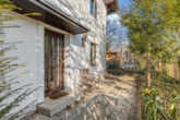 Eingang Einliegerwohnung - Ein Haus mit Persönlichkeit. Ein Grundstück mit Seltenheitswert. ca. 809m² Privatsphäre in Krailling