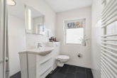 Einliegerwohnung Bad - Ein Haus mit Persönlichkeit. Ein Grundstück mit Seltenheitswert. ca. 809m² Privatsphäre in Krailling