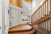 Hauseingang - Ein Haus mit Persönlichkeit. Ein Grundstück mit Seltenheitswert. ca. 809m² Privatsphäre in Krailling