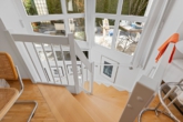 Treppe ins Studio - Obermenzing vom Feinsten: Dreizimmer-EG-Wohnung ca. 92 m² Wfl., 2 Bäder, Parkett, TG-Stellpl. inkl.