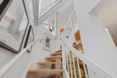Treppe vom Studio ins EG - Obermenzing vom Feinsten: Dreizimmer-EG-Wohnung ca. 92 m² Wfl., 2 Bäder, Parkett, TG-Stellpl. inkl.