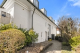 Hauseingang - Obermenzing vom Feinsten: Dreizimmer-EG-Wohnung ca. 92 m² Wfl., 2 Bäder, Parkett, TG-Stellpl. inkl.