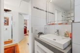 Blick vom Bad zum Flur EG - Obermenzing vom Feinsten: Dreizimmer-EG-Wohnung ca. 92 m² Wfl., 2 Bäder, Parkett, TG-Stellpl. inkl.