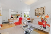 Wohnzimmer Richtung Küche - Obermenzing vom Feinsten: Dreizimmer-EG-Wohnung ca. 92 m² Wfl., 2 Bäder, Parkett, TG-Stellpl. inkl.